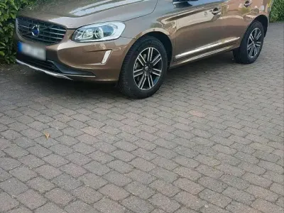 Gebraucht Volvo XC60 Momentum 245 PS (180 kW) 2017 Braun SUV