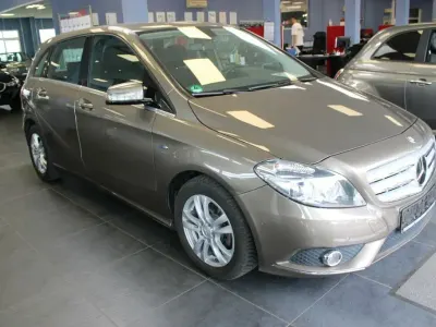 Gebraucht Mercedes B180 122 PS (89 kW) 2012 Braun Kleinwagen