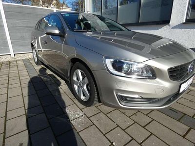 Gebraucht Volvo V60 Business Edition 150 PS (110 kW) 2015 Seashell / metallic Kombi