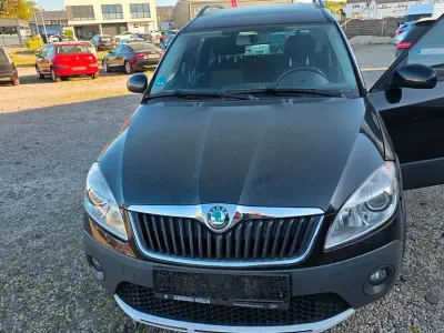 Second-hand Skoda Roomster Scout Plus Edition 105 CP (77 kW) 2011 Negru Break