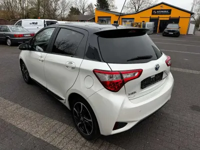 Gebraucht Toyota Yaris Hybrid Style 75 PS (55 kW) 2017 Weiß Kleinwagen