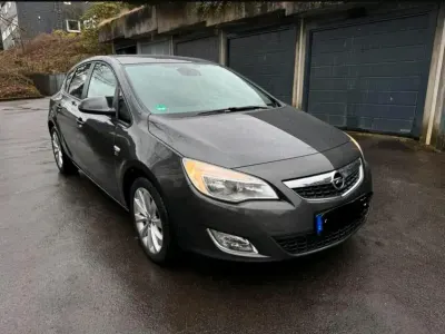 Gebraucht Opel Astra 101 PS (74 kW) 2012 Limousine