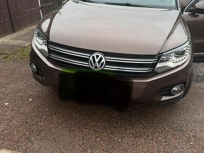 Braun Gebraucht 2012 VW Tiguan Track & Field SUV | 11.999 € (Etwas zu teuer)