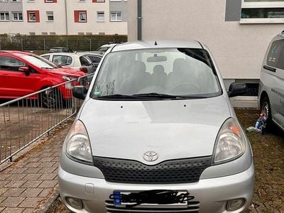 Second-hand Toyota Yaris 86 CP (63 kW) 1999 Argintiu Break