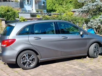 Gebraucht Mercedes B200 Style 156 PS (114 kW) 2016 Grau Van / Kleinbus