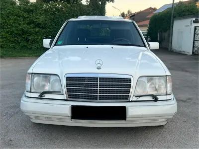 Gebraucht Mercedes E220 150 PS (110 kW) 1993 Weiß Limousine