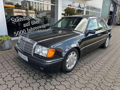 Blauschwarz met. Gebraucht 1991 Mercedes E500 Limousine | 55.900 €