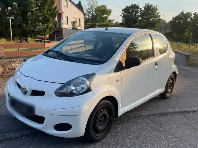 Gebraucht Toyota Aygo 68 PS (50 kW) 2010 Weiß Kleinwagen
