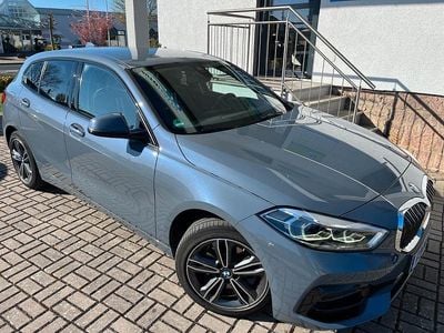 Gebraucht BMW 118 Sport Line 150 PS (110 kW) 2023 Grau Kleinwagen