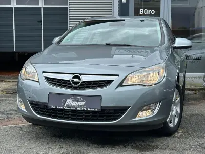 Gebraucht Opel Astra Edition 140 PS (102 kW) 2012 Silber Limousine
