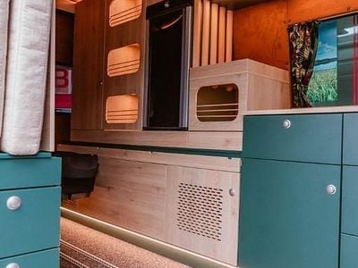 Gebraucht Mercedes Sprinter 190 PS (139 kW) 2025 Grau Van