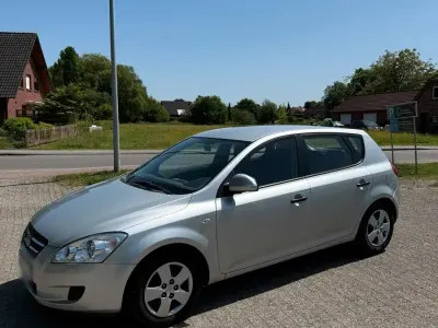 Używany Kia Ceed 109 KM (80 kW) 2009 Szary Hatchback