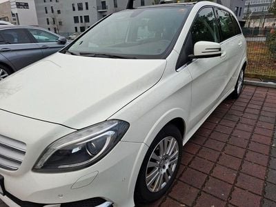 Gebraucht Mercedes B200 156 PS (114 kW) 2015 Weiß Van / Kleinbus