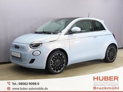 gebraucht Fiat 500e by Bocelli 42 kWh UVP 43.730,00 € Style Paket: Panorama Dach, Getönte Heck- und Seitenscheiben, Winter-Paket Beheizbare Vordersitze; Auflagefläche der Frontscheibenwischer beheizbar 17"-Leichtmetallfelgen mit Diamantfinish, V