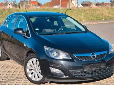 Gebraucht Opel Astra Innovation 140 PS (102 kW) 2012 Schwarz Limousine
