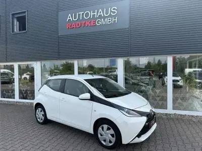 Gebraucht Toyota Aygo X-play 69 PS (50 kW) 2015 Weiß Kleinwagen