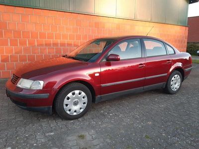Second-hand VW Passat 101 CP (74 kW) 2000 Roșu Berlinǎ