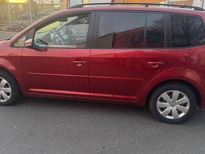 Second-hand VW Touran Highline 105 CP (77 kW) 2010 Roșu Monovolum