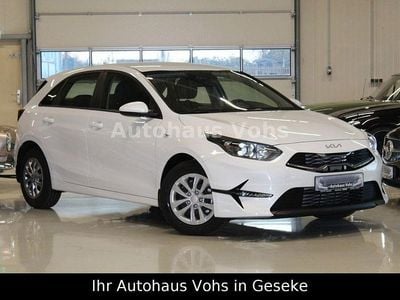 Neu Kia Ceed Best 140 PS (102 kW) 2025 Weiß Kleinwagen