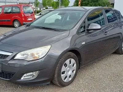 Brugt Opel Astra Design Edition 140 HK (102 kW) 2011 Grå Sedan