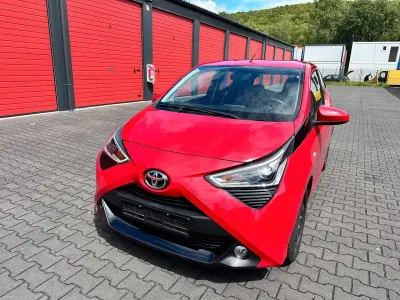 Używany Toyota Aygo Connect Style 72 KM (52 kW) 2018 Czerwony Hatchback