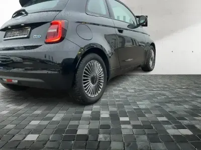 Gebraucht Fiat 500e 86 kW (118 PS) 2023 Onyxschwarz Kleinwagen