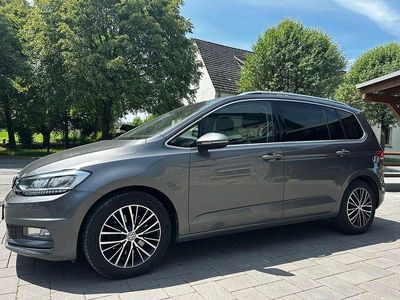 Grau Gebraucht 2016 VW Touran Highline Van / Kleinbus | 17.199 € (Fairer Preis)