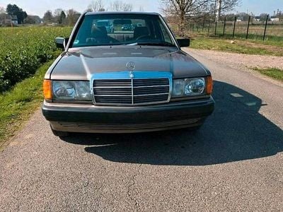 Second-hand Mercedes 190 109 CP (80 kW) 1992 Auriu Berlinǎ