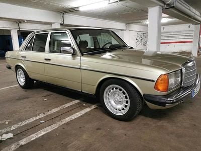 Gebraucht Mercedes E230 136 PS (100 kW) 1982 Grün Limousine