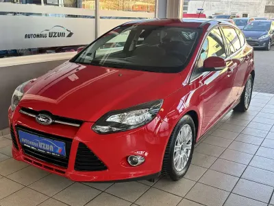 Używany Ford Focus Titanium 116 KM (85 kW) 2011 Czerwony Sedan/Limuzyna