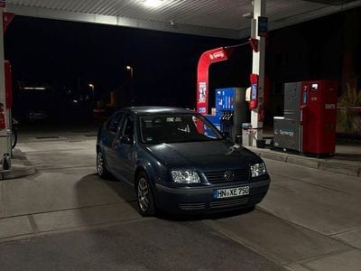 Usata VW Bora Comfortline 116 CV (85 kW) 2001 Blu Berlina