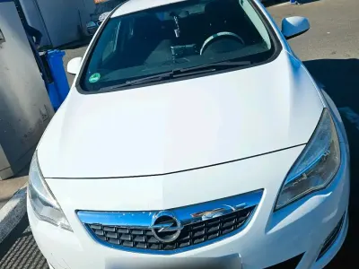 Gebraucht Opel Astra 118 PS (86 kW) 2010 Weiß Kombi