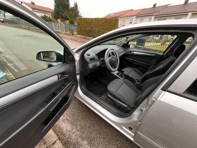 Gebraucht Opel Astra 105 PS (77 kW) 2006 Silber Limousine