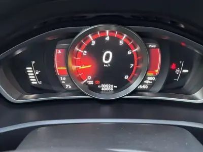 Gebraucht Volvo V40 Business Edition 122 PS (89 kW) 2019 Weiß Limousine