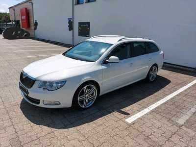 Weiß Gebraucht 2010 Skoda Superb Comfort Kombi | 6.549 € (Teuer)