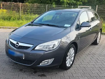 Gebraucht Opel Astra Edition 125 PS (91 kW) 2012 Grau Kombi