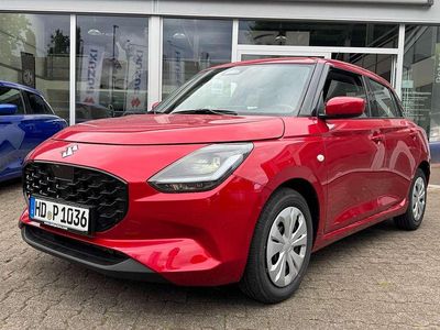 Neu Suzuki Swift Club 83 PS (61 kW) 2025 Burning red pearl metallic Kleinwagen