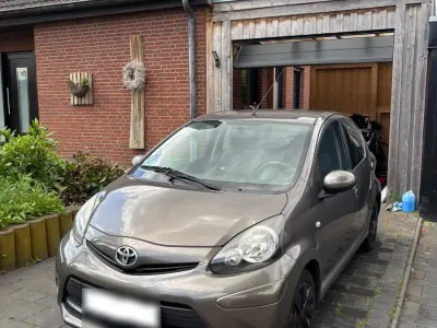 Używany Toyota Aygo 68 KM (50 kW) 2014 Brązowy Hatchback