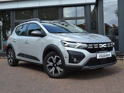 Grau Gebraucht 2023 Dacia Sandero Limousine | 16.490 € (Etwas zu teuer)