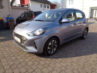 Gebraucht Hyundai i10 Trend 84 PS (61 kW) 2023 Vibrant blue Kleinwagen