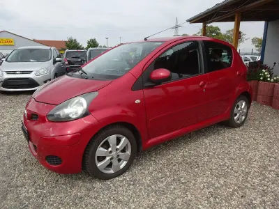 Gebraucht Toyota Aygo 68 PS (50 kW) 2010 Rot Kleinwagen
