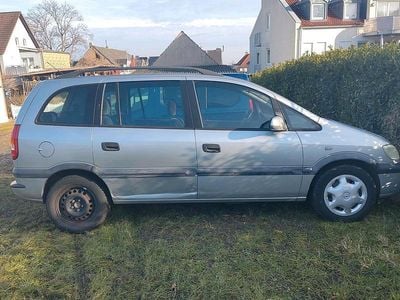 Silber Gebraucht 2001 Opel Zafira Van / Kleinbus | 2.222 € (Fairer Preis)