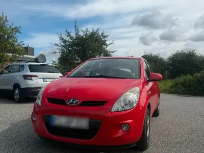Gebraucht Hyundai i20 77 PS (56 kW) 2011 Rot Kleinwagen