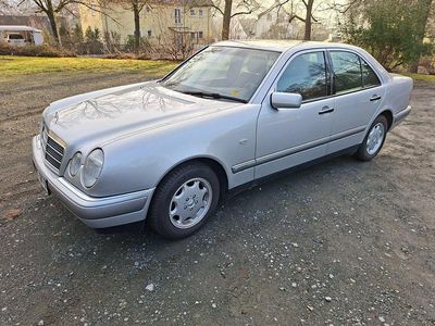 Gebraucht Mercedes E200 Elegance 136 PS (100 kW) 1995 Silber Limousine