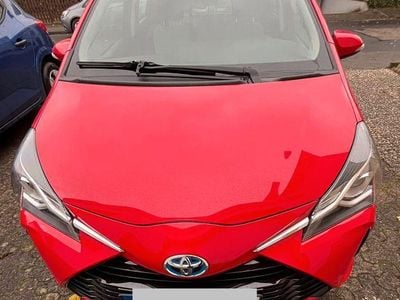 Gebraucht Toyota Yaris Hybrid Team 73 PS (53 kW) 2018 Rot Limousine