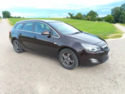 Gebraucht Opel Astra 179 PS (131 kW) 2012 Braun Limousine