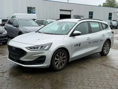 Używany Ford Focus Cool & Connect 120 KM (88 kW) 2023 Srebrny Sedan/Limuzyna