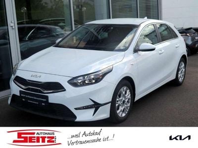 Weiß Gebraucht 2024 Kia Ceed Comfort Kleinwagen | 19.820 € (Fairer Preis)