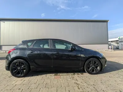 Gebraucht Opel Astra 170 PS (125 kW) 2014 Schwarz Limousine