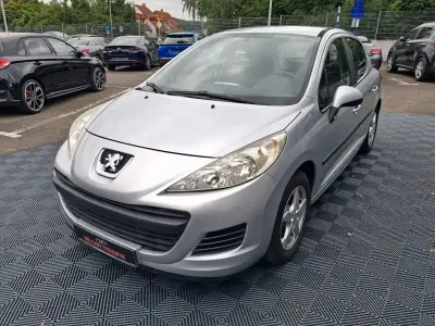 Gebraucht Peugeot 207 Tendance 73 PS (53 kW) 2010 Silber Limousine
